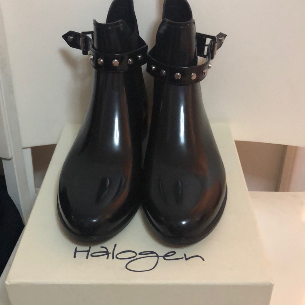 BRAND NEW!!! Halogen rain boot with box